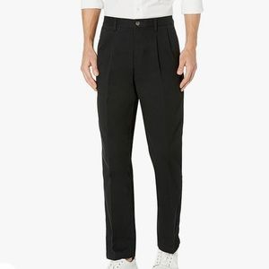 Amazon Essentials Men's Classic-Fit Wrinkle-Resistant Pleated Chino Pant Black